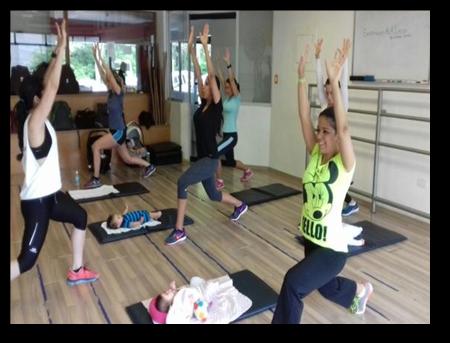 Mamá y bebé entrenando juntos Mamá y bebé entrenando juntos